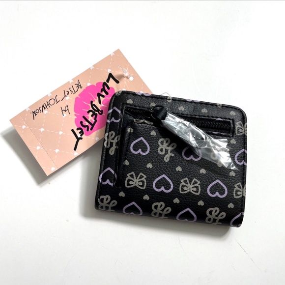 This adorable 2-pack of Betsey Johnson wallets is perfect for gifting or treati - Picture 6 of 11